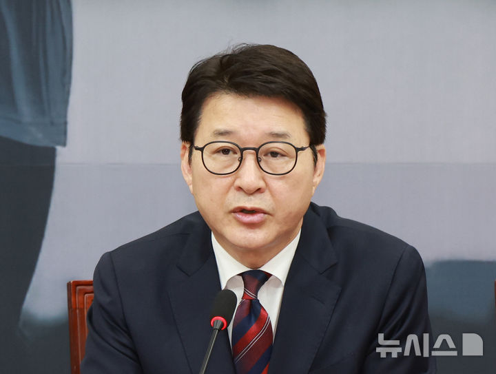 [서울=뉴시스] 김금보 기자 = 신동욱 국민의힘 최고위원이 27일 오전 서울 여의도 국회에서 열린 최고위원회의에서 발언을 하고 있다. 2025.08.27. kgb@newsis.com