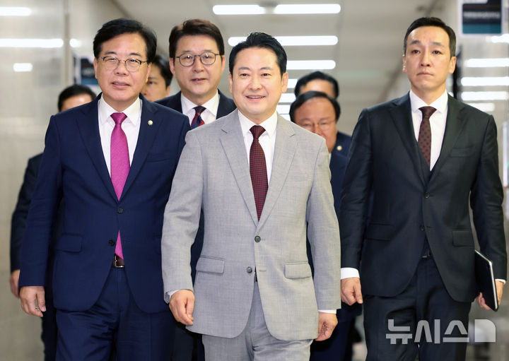[서울=뉴시스] 김금보 기자 = 국민의힘 장동혁 대표와 송언석 원내대표를 비롯한 최고위원들이 27일 오전 서울 여의도 국회에서 최고위원회의에 참석하기 위해 이동하고 있다. 2025.08.27. kgb@newsis.com