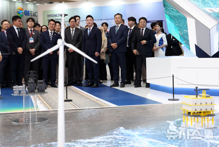  [부산=뉴시스] 하경민 기자 = 2025 기후산업국제박람회(WCE)가 개막한 27일 부산 해운대구 벡스코 제1전시장에서 김민석 국무총리 등이 참가업체 전시부스를 둘러보고 있다. 오는 29일까지 열리는 이번 박람회에는 기후·에너지 분야 540여개 기업·기관이 최신 기술과 제품 등을 선보인다. 2025.08.27. yulnetphoto@newsis.com