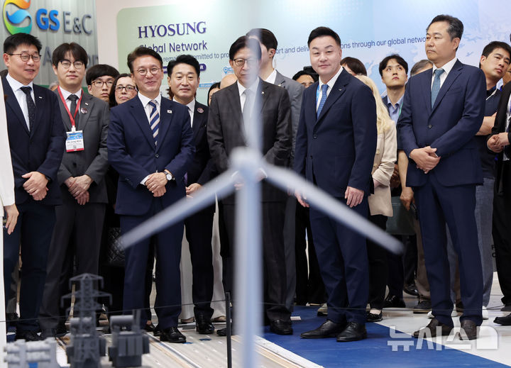  [부산=뉴시스] 하경민 기자 = 2025 기후산업국제박람회(WCE)가 개막한 27일 부산 해운대구 벡스코 제1전시장에서 김민석 국무총리 등이 참가업체 전시부스를 둘러보고 있다. 오는 29일까지 열리는 이번 박람회에는 기후·에너지 분야 540여개 기업·기관이 최신 기술과 제품 등을 선보인다. 2025.08.27. yulnetphoto@newsis.com