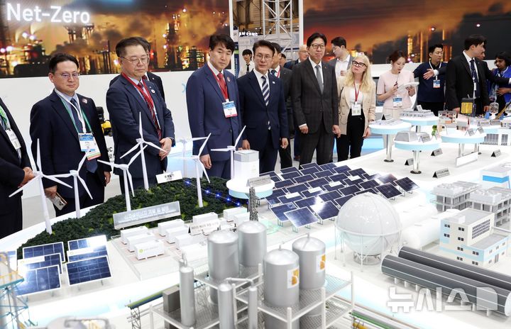  [부산=뉴시스] 하경민 기자 = 2025 기후산업국제박람회(WCE)가 개막한 27일 부산 해운대구 벡스코 제1전시장에서 김민석 국무총리 등이 참가업체 전시부스를 둘러보고 있다. 오는 29일까지 열리는 이번 박람회에는 기후·에너지 분야 540여개 기업·기관이 최신 기술과 제품 등을 선보인다. 2025.08.27. yulnetphoto@newsis.com