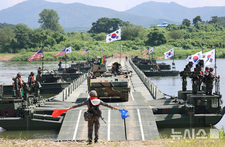 [여주=뉴시스] 권창회 기자 = 27일 오전 경기 여주시 강변유원지 일대 훈련장에서 7공병여단과 미2사단 장병들이 한미연합 도하훈련을 하고 있다. 2025.08.27. kch0523@newsis.com