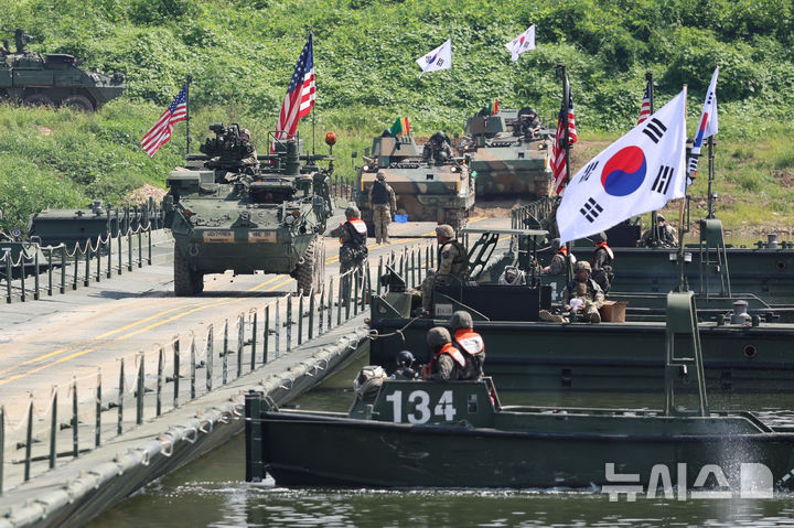 [여주=뉴시스] 권창회 기자 = 27일 오전 경기 여주시 강변유원지 일대 훈련장에서 7공병여단과 미2사단 장병들이 한미연합 도하훈련을 하고 있다. 2025.08.27. kch0523@newsis.com