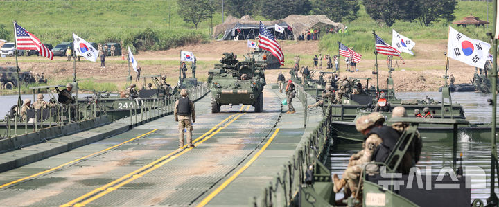 [여주=뉴시스] 권창회 기자 = 27일 오전 경기 여주시 강변유원지 일대 훈련장에서 7공병여단과 미2사단 장병들이 한미연합 도하훈련을 하고 있다. 2025.08.27. kch0523@newsis.com
