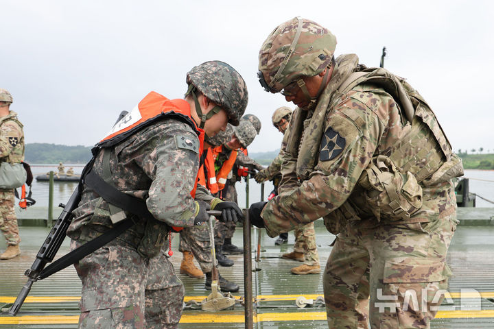 [여주=뉴시스] 권창회 기자 = 27일 오전 경기 여주시 강변유원지 일대 훈련장에서 7공병여단과 미2사단 장병들이 한미 합동 부교구축을 하고 있다. 2025.08.27 kch0523@newsis.com