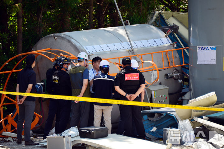 [순천=뉴시스] 김석훈 기자 = 27일 고용노동부와 경찰이 3명 숨진 전남 순천 레미콘 공장 질식사고와 관련해 사고현장을 조사하고 있다. 동시에 업체에 대해 압수색이 진행됐다. 2025.08.27. kim@newsis.com