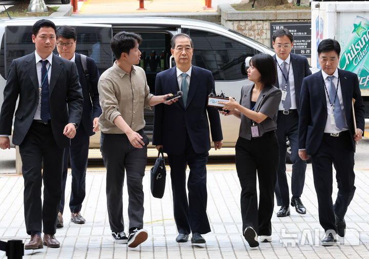 [서울=뉴시스] 배훈식 기자 = 한덕수 전 국무총리가 27일 오후 서울 서초구 서울중앙지방법원에서 열리는 구속 전 피의자 심문(영장실질심사)에 출석하며 취재진의 질문을 받고 있다. 한 전 총리는 내란 우두머리 방조, 위증, 허위공문서 작성 등 6개 혐의를 받고 있다. 2025.08.27. dahora83@newsis.com