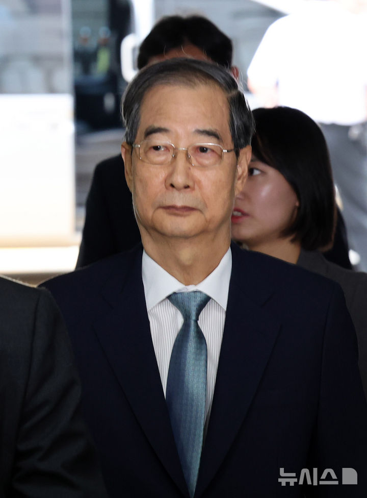 [서울=뉴시스] 배훈식 기자 = 한덕수 전 국무총리가 27일 오후 서울 서초구 서울중앙지방법원에서 열리는 구속 전 피의자 심문(영장실질심사)에 출석하고 있다. 한 전 총리는 내란 우두머리 방조, 위증, 허위공문서 작성 등 6개 혐의를 받고 있다. 2025.08.27. dahora83@newsis.com