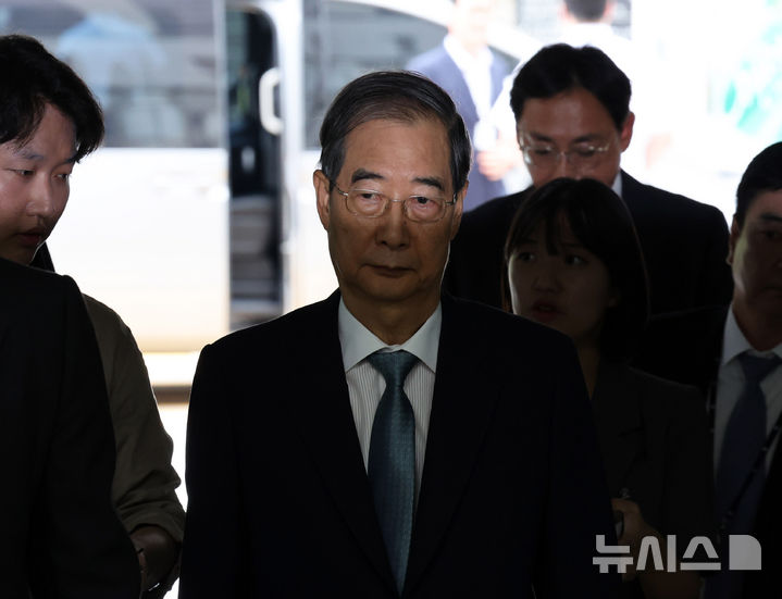 [서울=뉴시스] 배훈식 기자 = 한덕수 전 국무총리가 27일 오후 서울 서초구 서울중앙지방법원에서 열리는 구속 전 피의자 심문(영장실질심사)에 출석하고 있다. 한 전 총리는 내란 우두머리 방조, 위증, 허위공문서 작성 등 6개 혐의를 받고 있다. 2025.08.27. dahora83@newsis.com