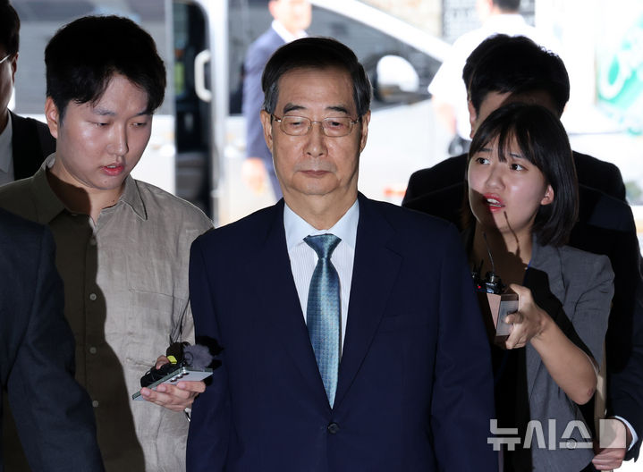 [서울=뉴시스] 배훈식 기자 = 한덕수 전 국무총리가 27일 오후 서울 서초구 서울중앙지방법원에서 열리는 구속 전 피의자 심문(영장실질심사)에 출석하며 취재진의 질문을 받고 있다. 한 전 총리는 내란 우두머리 방조, 위증, 허위공문서 작성 등 6개 혐의를 받고 있다. 2025.08.27. dahora83@newsis.com