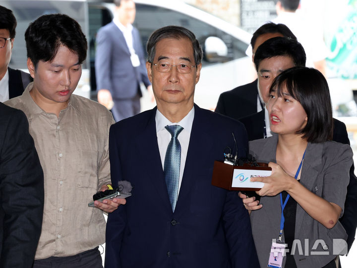 [서울=뉴시스] 배훈식 기자 = 한덕수 전 국무총리가 27일 오후 서울 서초구 서울중앙지방법원에서 열리는 구속 전 피의자 심문(영장실질심사)에 출석하며 취재진의 질문을 받고 있다. 한 전 총리는 내란 우두머리 방조, 위증, 허위공문서 작성 등 6개 혐의를 받고 있다. 2025.08.27. dahora83@newsis.com