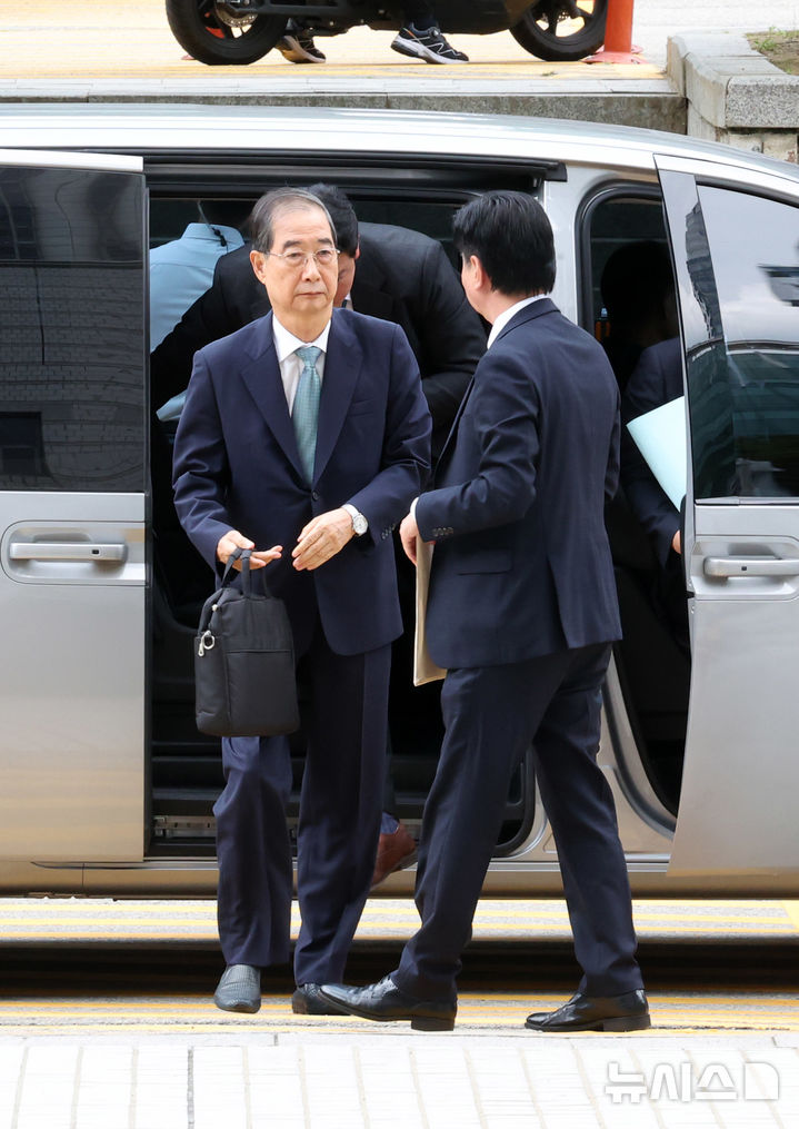 [서울=뉴시스] 배훈식 기자 = 한덕수 전 국무총리가 27일 오후 서울 서초구 서울중앙지방법원에서 열리는 구속 전 피의자 심문(영장실질심사)에 출석하고 있다. 한 전 총리는 내란 우두머리 방조, 위증, 허위공문서 작성 등 6개 혐의를 받고 있다. 2025.08.27. dahora83@newsis.com