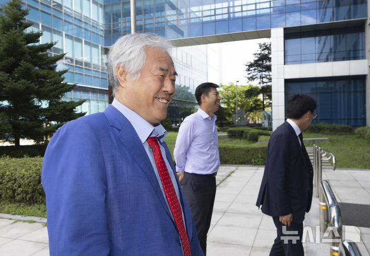 [서울=뉴시스] 김근수 기자 = 전광훈 사랑제일교회 목사가 27일 서울 도봉구 서울북부지방법원에서 열린 비례대표 후보 추천 관련 금품 수수 공직선거법위반 등 혐의 3차 공판기일에 출석하고 있다. 2025.08.27. ks@newsis.com