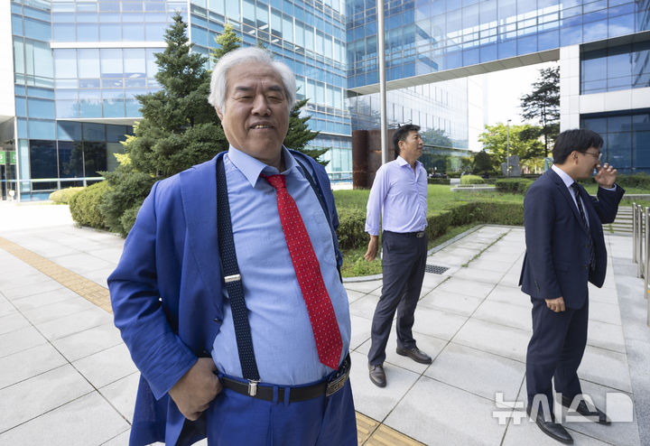 [서울=뉴시스] 김근수 기자 = 전광훈 사랑제일교회 목사가 27일 서울 도봉구 서울북부지방법원에서 열린 비례대표 후보 추천 관련 금품 수수 공직선거법위반 등 혐의 3차 공판기일에 출석하고 있다. 2025.08.27. ks@newsis.com