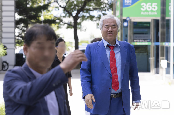 [서울=뉴시스] 김근수 기자 = 전광훈 사랑제일교회 목사가 27일 서울 도봉구 서울북부지방법원에서 열린 비례대표 후보 추천 관련 금품 수수 공직선거법위반 등 혐의 3차 공판기일에 출석하고 있다. 2025.08.27. ks@newsis.com