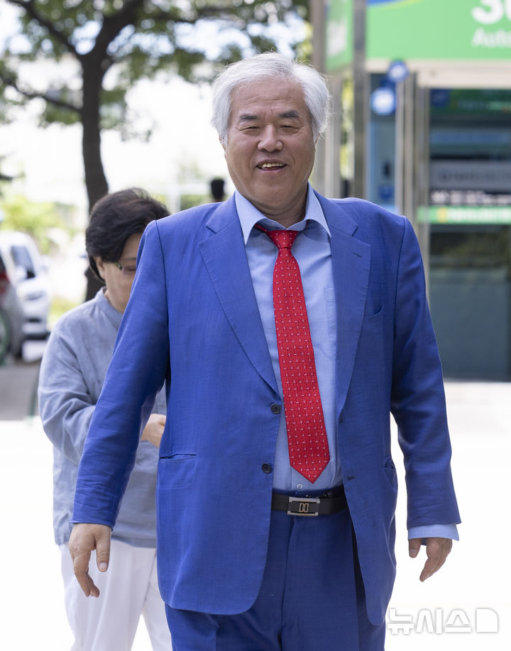 [서울=뉴시스] 김근수 기자 = 전광훈 사랑제일교회 목사가 27일 서울 도봉구 서울북부지방법원에서 열린 비례대표 후보 추천 관련 금품 수수 공직선거법위반 등 혐의 3차 공판기일에 출석하고 있다. 2025.08.27. ks@newsis.com