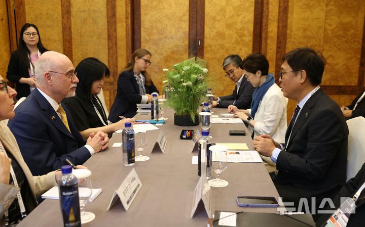 [서울=뉴시스] 최휘영 문화체육관광부 장관이 27일 경북 경주 힐튼호텔에서 글렌 스콧 데이비스 미국 국무부 교육문화국 문화유산센터장과 양자회담을 하고 있다. (사진=문화체육관광부 제공) 2025.08.27. photo@newsis.com *재판매 및 DB 금지