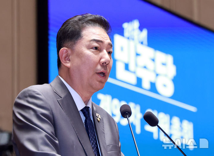 [서울=뉴시스] 김금보 기자 = 김병기 더불어민주당 원내대표가 지난 27일 오후 서울 여의도 국회에서 열린 의원총회에서 발언을 하고 있다. 2025.08.27. kgb@newsis.com