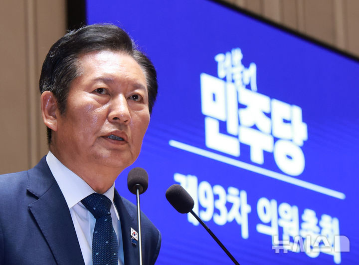 [서울=뉴시스] 김금보 기자 = 정청래 더불어민주당 대표가 27일 오후 서울 여의도 국회에서 열린 의원총회에서 발언을 하고 있다. 2025.08.27. kgb@newsis.com