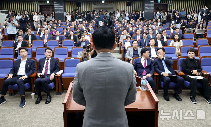 [서울=뉴시스] 조성봉 기자 = 27일 서울 여의도 국회에서 열린 국민의힘 의원총회에서 참석자들이 장동혁 대표의 발언을 듣고 있다. 2025.08.27. suncho21@newsis.com