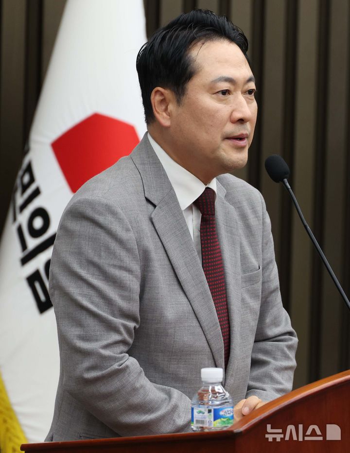 [서울=뉴시스] 조성봉 기자 = 장동혁 국민의힘 대표가 27일 서울 여의도 국회에서 열린 의원총회에서 발언을 하고 있다. 2025.08.27. suncho21@newsis.com