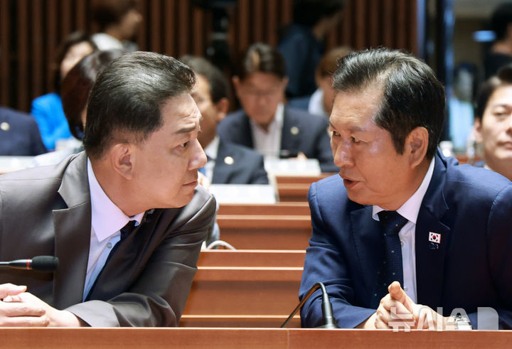 [서울=뉴시스] 김금보 기자 = 더불어민주당 정청래 대표와 김병기 원내대표가 27일 오후 서울 여의도 국회에서 열린 의원총회에서 대화를 하고 있다. 2025.08.27. kgb@newsis.com