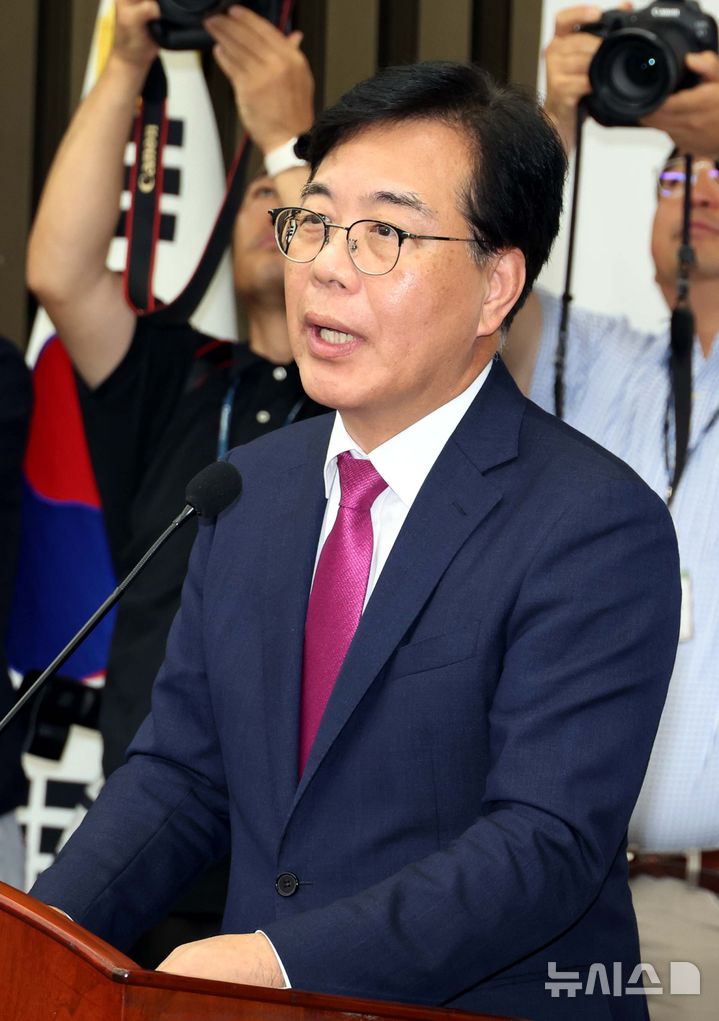 [서울=뉴시스] 조성봉 기자 = 송언석 국민의힘 원내대표가 27일 서울 여의도 국회에서 열린 의원총회에서 발언을 하고 있다. 2025.08.27. suncho21@newsis.com