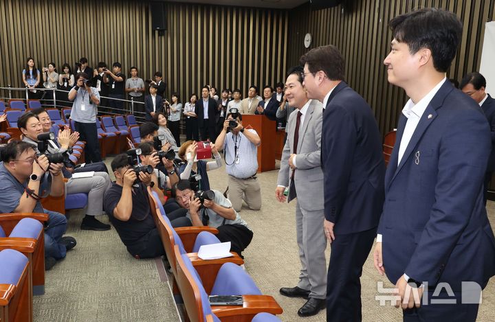 [서울=뉴시스] 조성봉 기자 = 장동혁 국민의힘 대표와 최고위원들이 27일 서울 여의도 국회에서 열린 의원총회에서 일어나 인사를 하고 있다.오른족부터 우재준, 신동욱 최고위원, 장 대표. 2025.08.27. suncho21@newsis.com