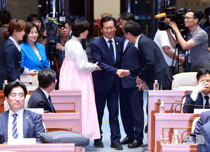 [서울=뉴시스] 김금보 기자 = 정청래 더불어민주당 대표가 27일 오후 서울 여의도 국회에서 열린 의원총회에 출석하고 있다. 2025.08.27. kgb@newsis.com