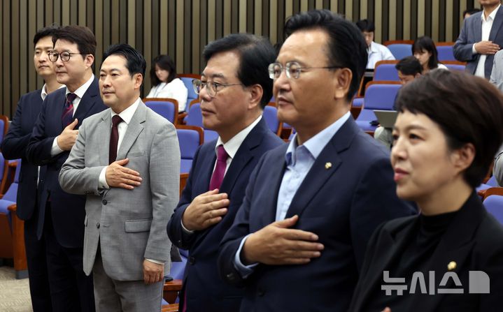 [서울=뉴시스] 조성봉 기자 = 장동혁 국민의힘 대표와 지도부가 27일 서울 여의도 국회에서 열린 의원총회에서 국민의례를 하고 있다. 왼쪽부터 우재준, 신동욱 최고위원, 장 대표, 송언석 원내대표, 유상범 원내운영수석부대표, 김은혜 정책수석부대표. 2025.08.27. suncho21@newsis.com