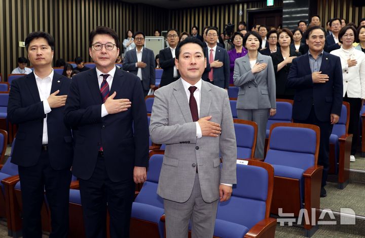 [서울=뉴시스] 조성봉 기자 = 장동혁 국민의힘 대표가 27일 서울 여의도 국회에서 열린 의원총회에서 국민의례를 하고 있다. 앞줄 왼쪽부터 우재준, 신동욱 최고위원, 장 대표. 2025.08.27. suncho21@newsis.com
