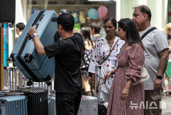 [서울=뉴시스] 정병혁 기자 = 지난달 27일 서울 중구 명동거리를 찾은 외국인 여행객들이 여행가방을 구매하고 있다. (사진은 기사와 관련이 없습니다.) 2025.08.27. jhope@newsis.com
