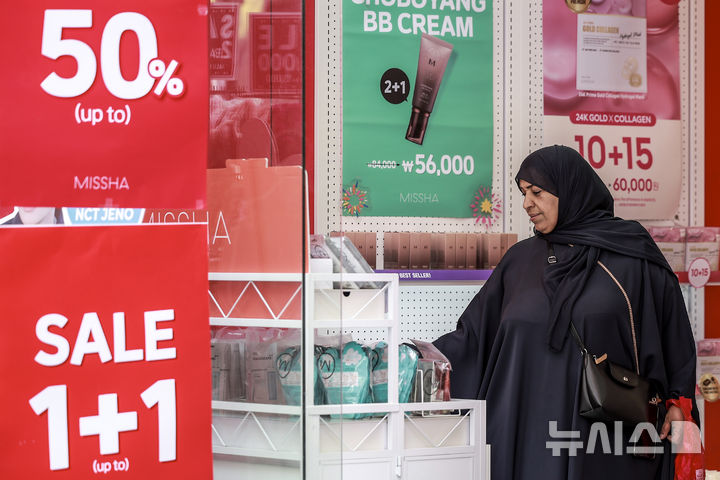 [서울=뉴시스] 정병혁 기자 = 27일 서울 중구 명동거리를 찾은 외국인 여행객이 화장품 매장에서 제품을 살펴보고 있다.올해 2분기 비거주자가 국내에서 사용한 신용카드 금액이 사상 최고치를 기록했다. '2025년 2분기 거주자의 카드 해외 사용실적'에 따르면 올해 2분기 비거주자의 카드 국내 사용금액은 37억9000만 달러로 전분기(27억4000만 달러)보다 38.2% 증가했다. 2024년 4분기 기록했던 33억8000만 달러를 넘는 사상 최고치다. 2025.08.27. jhope@newsis.com