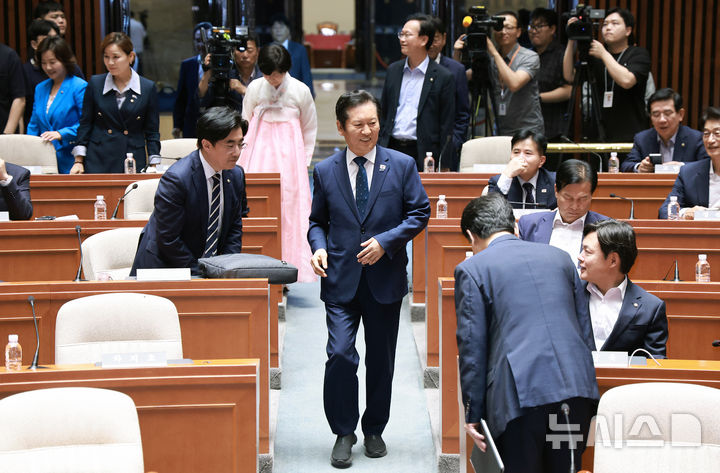 [서울=뉴시스] 김금보 기자 = 정청래 더불어민주당 대표가 27일 오후 서울 여의도 국회에서 열린 의원총회에 출석하고 있다. 2025.08.27. kgb@newsis.com