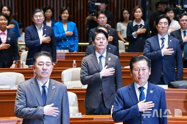 [서울=뉴시스] 김금보 기자 = 더불어민주당 정청래 대표와 김병기 원내대표가 지난달 27일 오후 서울 여의도 국회에서 열린 의원총회에서 국민의례를 하고 있다. 2025.08.27. kgb@newsis.com