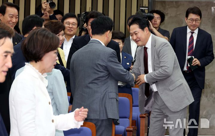 [서울=뉴시스] 조성봉 기자 = 장동혁 국민의힘 대표가 27일 서울 여의도 국회에서 열린 의원총회에 입장하며 의원들과 인사하고 있다. 2025.08.27. suncho21@newsis.com