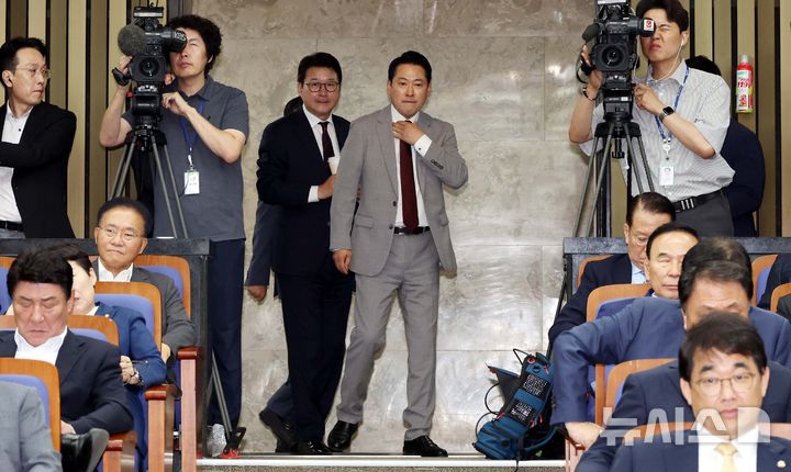 [서울=뉴시스] 조성봉 기자 = 장동혁 국민의힘 대표가 27일 서울 여의도 국회에서 열린 의원총회에 참석하고 있다. 2025.08.27. suncho21@newsis.com