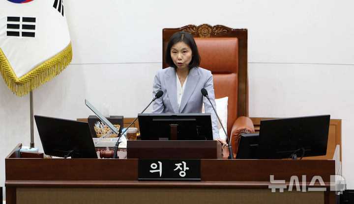 [서울=뉴시스] 김선웅 기자 = 최호정 서울시의회 의장이 27일 서울 중구 서울특별시의회에서 열린 제332회 임시회에서 개회사를 하고 있다. 2025.08.27. mangusta@newsis.com