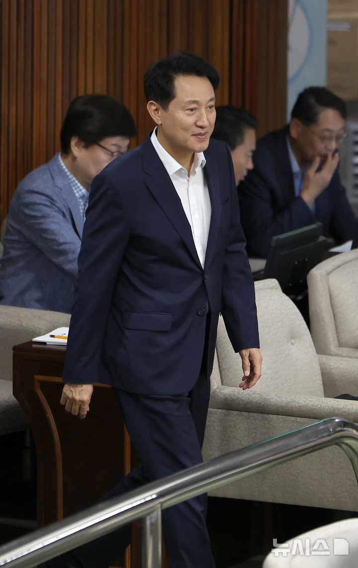[서울=뉴시스] 김선웅 기자 = 오세훈 서울시장이 지난 27일 서울 중구 서울특별시의회에서 열린 제332회 임시회 개회식에 출석하고 있다. 2025.08.27. mangusta@newsis.com