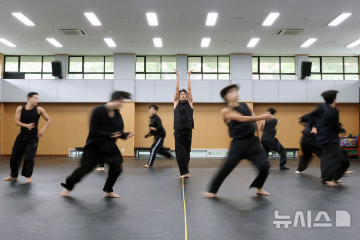 [서울=뉴시스] 박진희 기자 = 국립무용단 '사자의 서' 출연 무용수들이 27일 서울 중구 국립극장 헤오름극장 연습실에서 주요 장면을 시연하고 있다. 2025.08.27. pak7130@newsis.com
