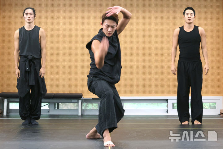 [서울=뉴시스] 박진희 기자 = 국립무용단 '사자의 서' 출연 무용수들이 27일 서울 중구 국립극장 헤오름극장 연습실에서 주요 장면을 시연하고 있다. 2025.08.27. pak7130@newsis.com