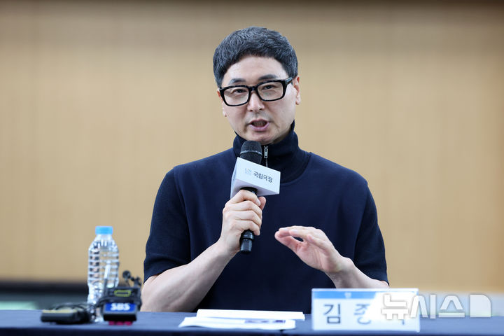 [서울=뉴시스] 박진희 기자 = 국립무용단 예술감독 겸 단장 김종덕이 27일 서울 중구 국립극장 헤오름극장 연습실에서 '사자의 서' 기자간담회를 하고 있다. 2025.08.27. pak7130@newsis.com