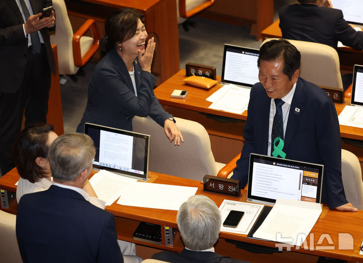 [서울=뉴시스] 김금보 기자 = 정청래 더불어민주당 대표가 27일 오후 서울 여의도 국회에서 열린 제428회국회(임시회) 제3차 본회의에서 조국혁신당 의원들과 대화하고 있다. 2025.08.27. kgb@newsis.com