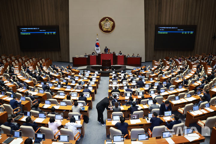 [서울=뉴시스] 김금보 기자 = 27일 오후 서울 여의도 국회에서 열린 제428회국회(임시회) 제3차 본회의에서 국민의힘 추천 몫 국가인권위원회(인권위) 위원 선출안이 부결되고 있다. 2025.08.27. kgb@newsis.com