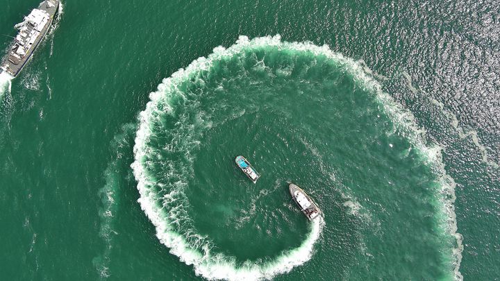 [부산=뉴시스] 하경민 기자 = 27일 부산 해운대구 수영만 해상에서 경제사범 해외 도피를 위한 밀항 시도를 가정해 부산해경, 육군 53사단 부산여단 등이 밀항선 검문검색 훈련을 하고 있다. (사진=부산해경 제공) 2025.08.27. photo@newsis.com *재판매 및 DB 금지