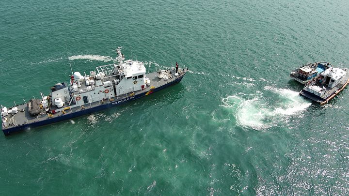  [부산=뉴시스] 하경민 기자 = 27일 부산 해운대구 수영만 해상에서 경제사범 해외 도피를 위한 밀항 시도를 가정해 부산해경, 육군 53사단 부산여단 등이 밀항선 검문검색 훈련을 하고 있다. (사진=부산해경 제공) 2025.08.27. photo@newsis.com *재판매 및 DB 금지