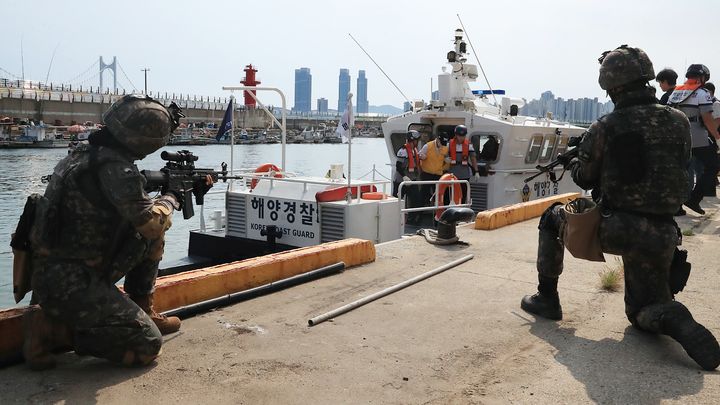  [부산=뉴시스] 하경민 기자 = 27일 부산 수영구 민락항에서 부산해경, 육군 53사단 부산여단 등이 경제사범 해외 도피를 위한 밀항 시도한 이들을 체포해 합송하는 훈련을 하고 있다. (사진=부산해경 제공) 2025.08.27. photo@newsis.com *재판매 및 DB 금지