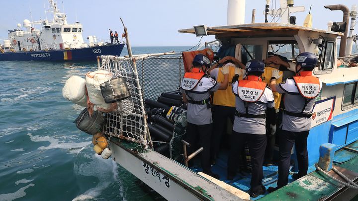  [부산=뉴시스] 하경민 기자 = 27일 부산 해운대구 수영만 해상에서 부산해경, 육군 53사단 부산여단 등이 경제사범 해외 도피를 위한 밀항 시도 차단훈련을 하고 있다. (사진=부산해경 제공) 2025.08.27. photo@newsis.com *재판매 및 DB 금지