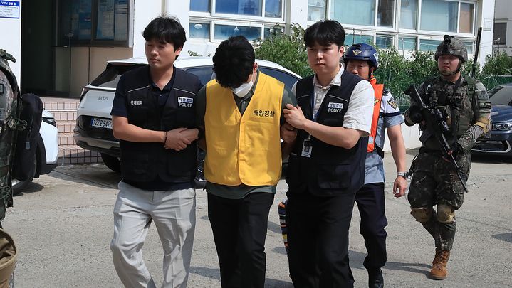  [부산=뉴시스] 하경민 기자 = 27일 부산 수영구 민락항에서 부산해경, 육군 53사단 부산여단 등이 경제사범 해외 도피를 위한 밀항 시도한 이들을 체포해 합송하는 훈련을 하고 있다. (사진=부산해경 제공) 2025.08.27. photo@newsis.com *재판매 및 DB 금지