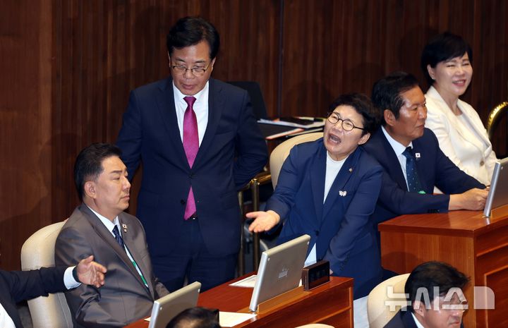 [서울=뉴시스] 조성봉 기자 = 송언석 국민의힘 원내대표와 임이자 의원이 27일 서울 여의도 국회에서 열린 제428회국회(임시회) 제3차 본회의에서 국힘 추천 이상현·우인식 국가인권위원회 위원 선출안이 부결되자 김병기 더불어민주당 원내대표에게 항의하고 있다.2025.08.27. suncho21@newsis.com